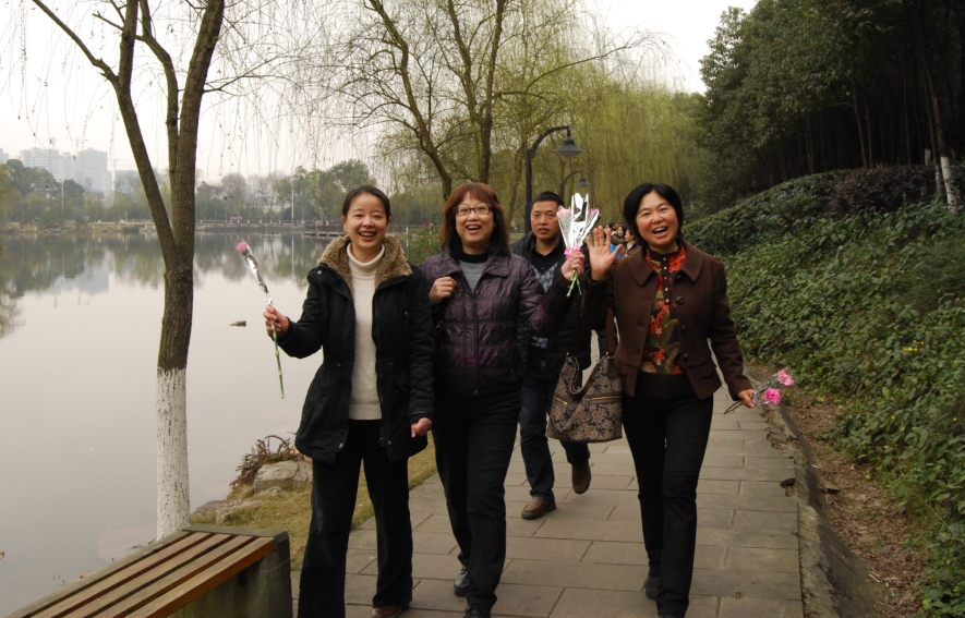 欢度节日，畅游虎溪——记外语线上百家乐
三八节“美丽虎溪健康行”活动