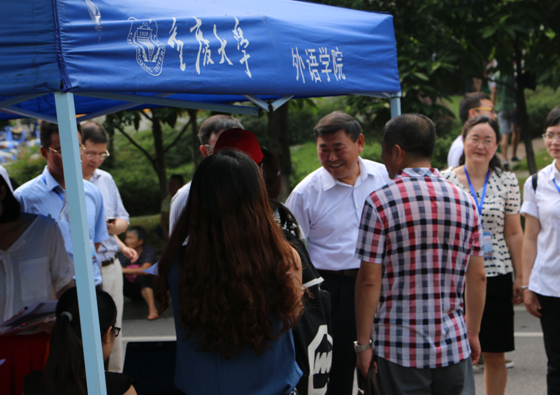 走进重大，走进阳光灿烂的日子 ——百家乐在线游戏
迎新活动纪实