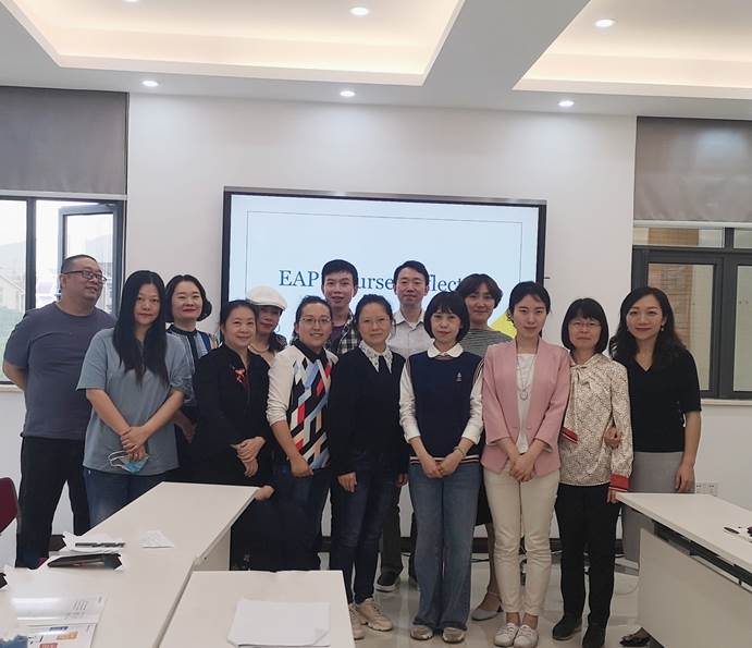 一群人站在房间里描述已自动生成