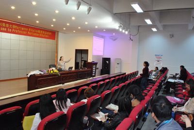 匈牙利佩奇大学Marianne Nikolov教授来百家乐在线游戏
讲学